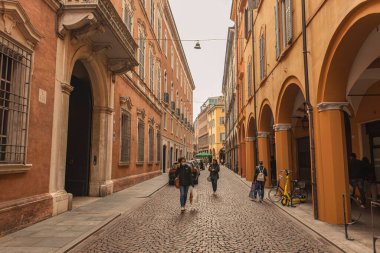 Modena, İtalya 1 Ocak 2025: İtalya 'nın Modena kentindeki dar bir sokakta yürüyen yayalar