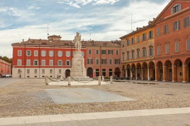 Modena, İtalya 1 Ocak 2025: Modena, Emilia-romagna, İtalya 'da Ciro menotti heykeli ve renkli binalarla Piazza Roma manzarası