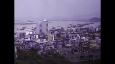 Hong Kong, Haziran 1985: 1985 'te Hong Kong' un şehir ve kıyı manzarası, sergilenen binalar, tekneler, bir köprü ve çevre manzarası