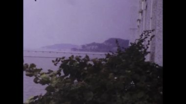 Hong Kong, Haziran 1985: İnşaat sırasında Ma Köprüsü 'nün sisli Hong Kong arazisinde ortaya çıkması, 1985' te bulanık yapraklı kentsel altyapının mimari gelişimi ortaya çıkarması