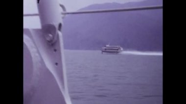 Hong Kong, Haziran 1985: Parlak Hong Kong sularını kesen parlak hidrofolyo feribotu, 1980 'lerin ortalarında komşu gemiden deniz yolculuğu dinamikleri yakalıyor.