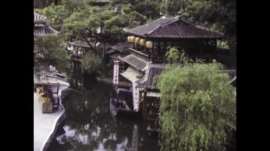 Hong Kong, Haziran 1985: canlı Hong Kong kültürü geleneksel bahçeleri, kanalları, lunaparkları ve hareketli pazarları 1985 tarihli nostaljik belgesel görüntüleri ile gözler önüne seriyor.