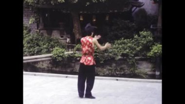 Hong Kong, Haziran 1985: Hong Kong 'da canlı bir Çin operası sahnesi, geleneksel kostümler, akrobasi ve hikaye anlatımı, 1985