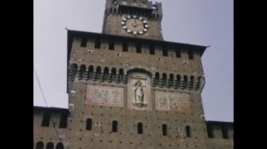 Milan, İtalya Mayıs 1965 tarihi siyah-beyaz montaj tarihi Sforza kalesinin mimari detaylarını gözler önüne seriyor ve 1960 'ların ortalarında Milan' ın dönüm noktalarını yakalıyor.