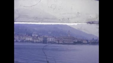 Sirmione, İtalya Mayıs 1965: Antika görüntüler Garda Gölü 'nden vapurla geçerek 1965 yılında Sirmione' nin pitoresk kasabasına yaklaşır.