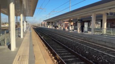 Ferrara, İtalya 18 Aralık 2024: Ferrara, İtalya 'da para sayma makinesi hızla elli avroluk banknotları sayıyor