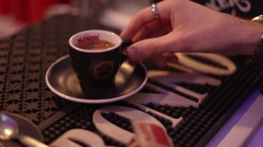 Ferrara, İtalya 18 Aralık 2024: Ferrara, İtalya 'da para sayma makinesi hızla elli avroluk banknotları sayıyor