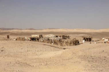 Basit barınaklar kurak manzarayla harmanlanır, zorlu bir ortamda becerikliliğini gösterir.