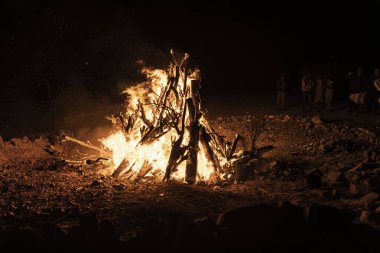 Marsa alam çölünde geceyi aydınlatan büyük şenlik ateşi sıcak ve davetkar bir atmosfer yaratıyor.