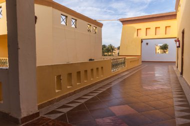 Marsa Alam, Mısır 'da bir tatil köyünün boş koridorunda dekoratif döşeme döşemeleri, tırabzanlar ve geleneksel mimari öğeler yer alıyor.