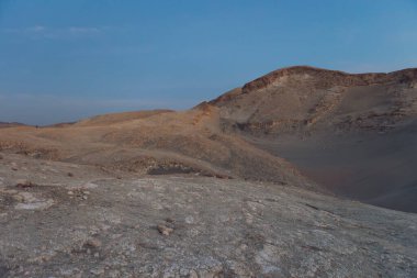 Kayalık tepeler ve vadiler Marsa alam, Mısır yakınlarında dramatik bir çöl manzarası yaratıyor. Batan güneş uzun gölgeler bırakıyor ve dokuları parlaklaştırıyor.