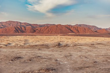 Mısır 'daki Marsa Alam Çölü' nün göz kamaştırıcı panoramik manzarası. Güzel bir gökyüzünün altında kızıl dağlar var.