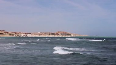 Dalgalar Marsa Alam kıyı şeridine doğru ilerliyor. Kızıl Deniz 'de popüler bir turizm merkezi.