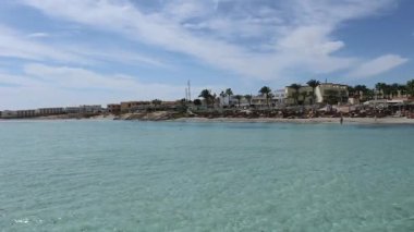 Kızıldeniz kıyısında popüler bir tatil beldesi olan Marsa Alam 'ın turkuaz sularında dinlenen ve yüzen turistler