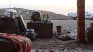 Geleneksel bedevi çay seremonisi Marsa alam çölünde, Mısır 'da güzel bir günbatımında yapılır.