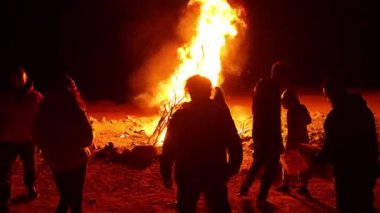 Gece Marsa alam çölünde şenlik ateşi yakan turistler sıcak ve davetkar bir atmosfer yarattılar.
