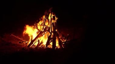Gece vakti, yoğun bir şekilde parlayan şenlik ateşi, izole edilmiş Marsa alam çöl manzarasına sıcak bir ışık tutuyor. Mısır 'da, etrafındaki karanlığı aydınlatıyor.
