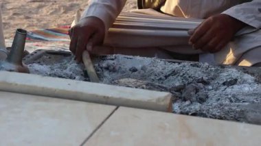 Sıcak çöl közlerinde geleneksel tütsü düzenlemek, Marsa Alam 'ın dingin Mısır manzarasında otantik kültürel ayinleri yakalamak.