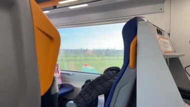 Milan, İtalya 13 Şubat 2025: Milano Merkez İstasyonu yakınlarındaki tren penceresinden yolcu izleme manzarası