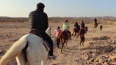Marsa alam, Mısır 9 Şubat 2025: Turistler Mısır 'daki Marsa alam çölünde at binme turunun keyfini çıkarıyorlar.