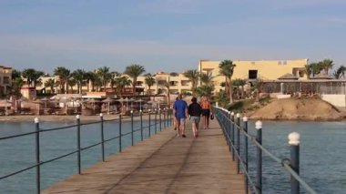 Marsa alam, Mısır 9 Şubat 2025: Marsa alam, Mısır 'da tahta bir iskelede gezinen turistler