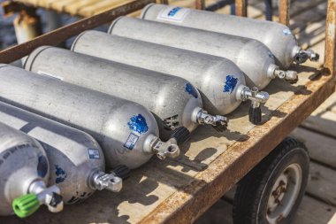 Marsa alam, Mısır 9 Şubat 2025: Marsa alam, Mısır 'da paslı bir arabada bulunan birden fazla scuba tankı dalgıçların sualtı maceralarına başlamaya hazır.