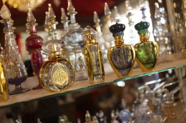 Marsa alam, Mısır 9 Şubat 2025: Renkli, süslü parfüm şişeleri Marsa Alam 'da bir rafta duruyor, Mısırlı dükkanda, yerel işçilik sergileniyor