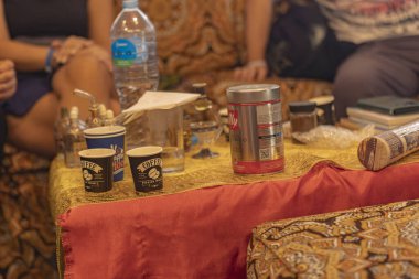 Marsa alam, Mısır 9 Şubat 2025: Turistler Marsa Alam 'da geleneksel bir Mısır mekanında kahve ve nargile molası veriyorlar.