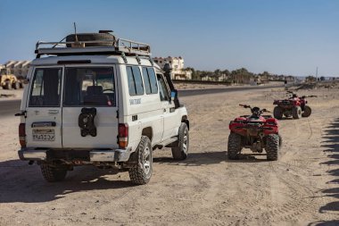 Marsa alam, Mısır 9 Şubat 2025: Marsa alam, Mısır 'da kumlu bir arazide park etmiş arazi araçları, çöl ortamında macera ve keşif sergiliyor.