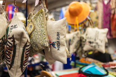 Marsa alam, Mısır 9 Şubat 2025: Mısır hiyeroglifleri ve Marsa alam logosu olan renkli hatıra çantaları yerel bir dükkanda sergileniyor