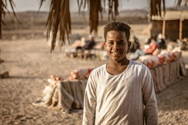Marsa alam, Mısır 9 Şubat 2025: Marsa alam çölünde gülümseyen bir çocuğun portresi, Mısır, otantik yerel hayat sergileniyor.