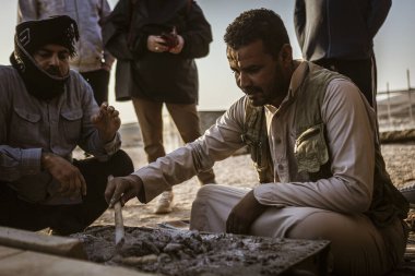 Marsa alam, Mısır 9 Şubat 2025: Bedevi rehberleri Marsa Alam, Mısır 'da bir çöl turu sırasında geleneksel bedevi çayı hazırlıyor ve servis ediyor