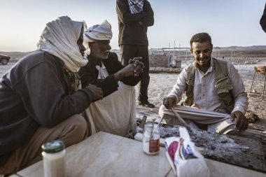 Marsa alam, Mısır 9 Şubat 2025: Bedeviler Marsa alam çölünde çay hazırlayıp içiyorlar ve geleneksel yaşam tarzlarını sergiliyorlar.
