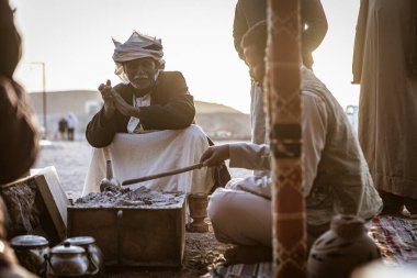 Marsa alam, Mısır 9 Şubat 2025: Bedeviler Marsa Alam çölünde geleneksel kömürlerin üzerinde geleneksel kahve hazırlıyorlar.