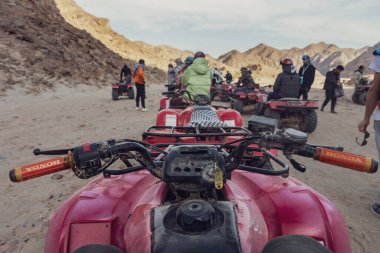 Marsa alam, Mısır 9 Şubat 2025: Turistler Marsa Alam, Mısır 'ın manzaralı çöl manzarasında bisiklet macerası turu yapıyorlar.
