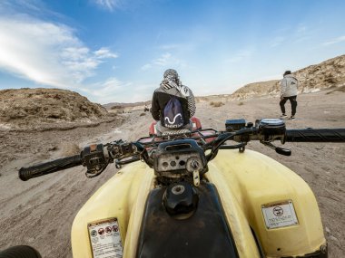 Marsa alam, Mısır 9 Şubat 2025: engebeli Marsa alam çöl manzarasında atvs süren maceracılar, açık mavi bir gökyüzü altında off-road keşiflerinin heyecanını yakalıyorlar.