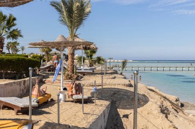Marsa alam, Mısır 9 Şubat 2025: Turistler Kızıl Deniz Rivierası 'ndaki Marsa Alam, Mısır' da lüks bir tatil köyünde güneşleniyor ve plajın keyfini çıkarıyorlar.