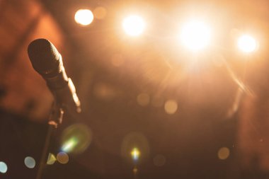 Profesyonel mikrofon, canlı performans için sahnenin altında şarkıcıyı bekliyor.