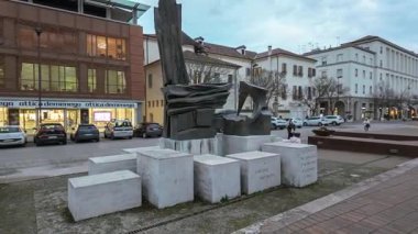Rovigo, İtalya 13 Mart 2025: Roma 'da Giacomo Matteotti anıtının yanında oynayan genç kız