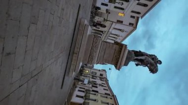 Rovigo, İtalya 13 Mart 2025: Rovigo, İtalya 'daki Garibaldi Anıtı' nın Alacakaranlık Gökyüzüne karşı binicilik heykelini gösteren birden fazla perspektif