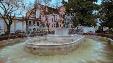 Rovigo, İtalya 13 Mart 2025 Piazza Vittorio emanuele ii 'deki bir çeşmeden gelen su jetleri farklı desenler oluşturur.