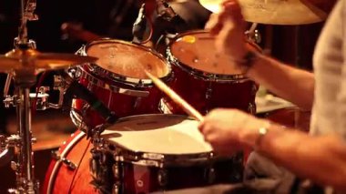 Milan, İtalya 10 Mart 2025: davulcu kırmızı davul takımında ritmik bir desen çalıyor