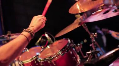 Milan, İtalya 'da 10 Mart 2025: Davulcu canlı performans sırasında enerjik bir şekilde davul ve zillere vuruyor