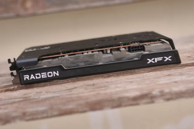 Milan, İtalya 13 Mart 2025: düzenli temizlik ve bakım ihtiyacını vurgulayan tozlu bir xfx radeon rx rx 5700 aralığında ultra grafik kartı