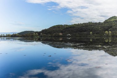 İtalya 'nın Veneto bölgesinde yer alan Fimon Gölü' ndeki gökyüzünü ve çevresindeki tepeleri yansıtan sakin su huzur verici bir doğa manzarası yaratıyor.