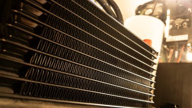 Soğutma yüzgeçli araba radyatörü, karmaşık ayrıntıları gösterir ve motor sıcaklığını düzenlerken işlevini vurgular