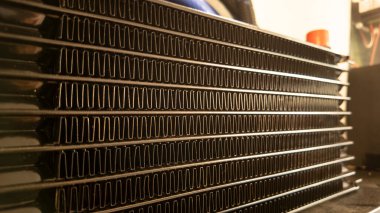 Yüzgeçlerin soğutulması ısı değiştiricinin ısısını dağıtıyor, çeşitli endüstriyel uygulamalarda sıcaklık düzenlemesi için çok önemli.