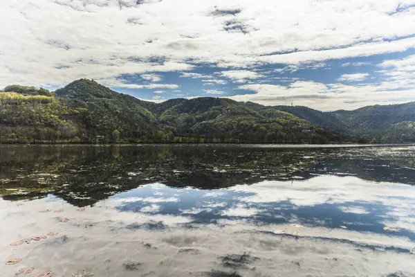 Fimon gölünün güzel manzarası gökyüzünü ve çevresini çevreleyen yeşil ağaçlarla çevrili, Vicenza, İtalya