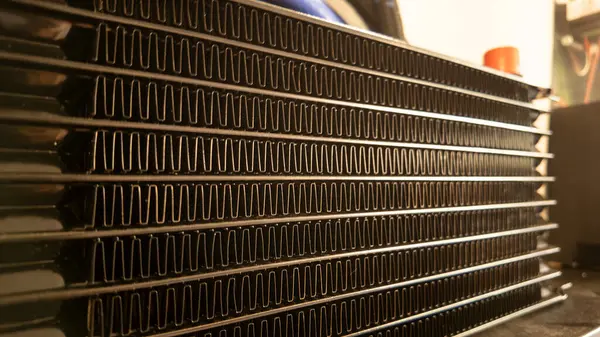 Yüzgeçlerin soğutulması ısı değiştiricinin ısısını dağıtıyor, çeşitli endüstriyel uygulamalarda sıcaklık düzenlemesi için çok önemli.