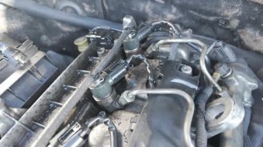 Yakın çekim incelemesi, çeşitli bileşenleri vurgulayan modern bir araç motorunun ayrıntılı detaylarını ortaya çıkardı.